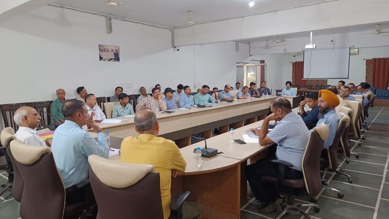 06 अगस्त, 2025 को हिमाचल चैंबर ऑफ़ कॉमर्स, पांवटा साहिब में #ESIC के संयुक्त निदेशक श्री धर्मवीर सिंह की अध्यक्षता में एक SPREE शिविर का आयोजन किया गया जिस में हिमाचल चैंबर ऑफ़ कॉमर्स के अध्यक्ष श्री सतीश गोयल और अन्य नियोजक प्रतिनिधियों ने भाग लिया।